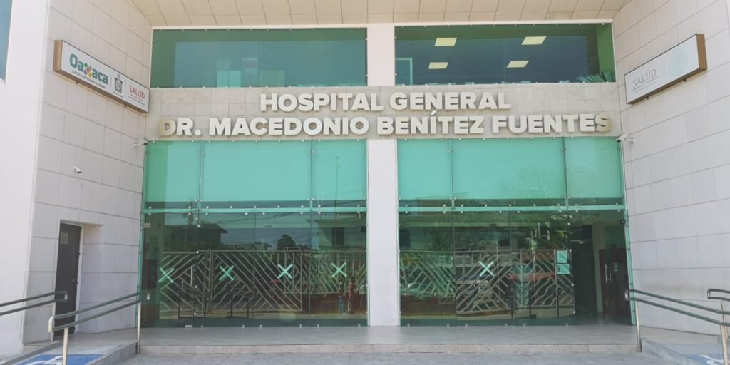 Hospitalizan a profesora que presentó reacción a vacuna contra COVID-19