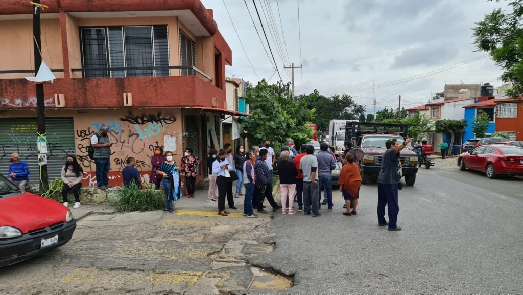 Vecinos de colonia Volcanes bloquean vialidad, exigen liberación de calle Orquídeas