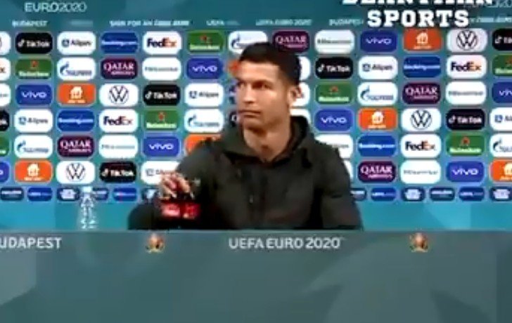 Más agua, menos Coca Cola: Cristiano Ronaldo (VIDEO)