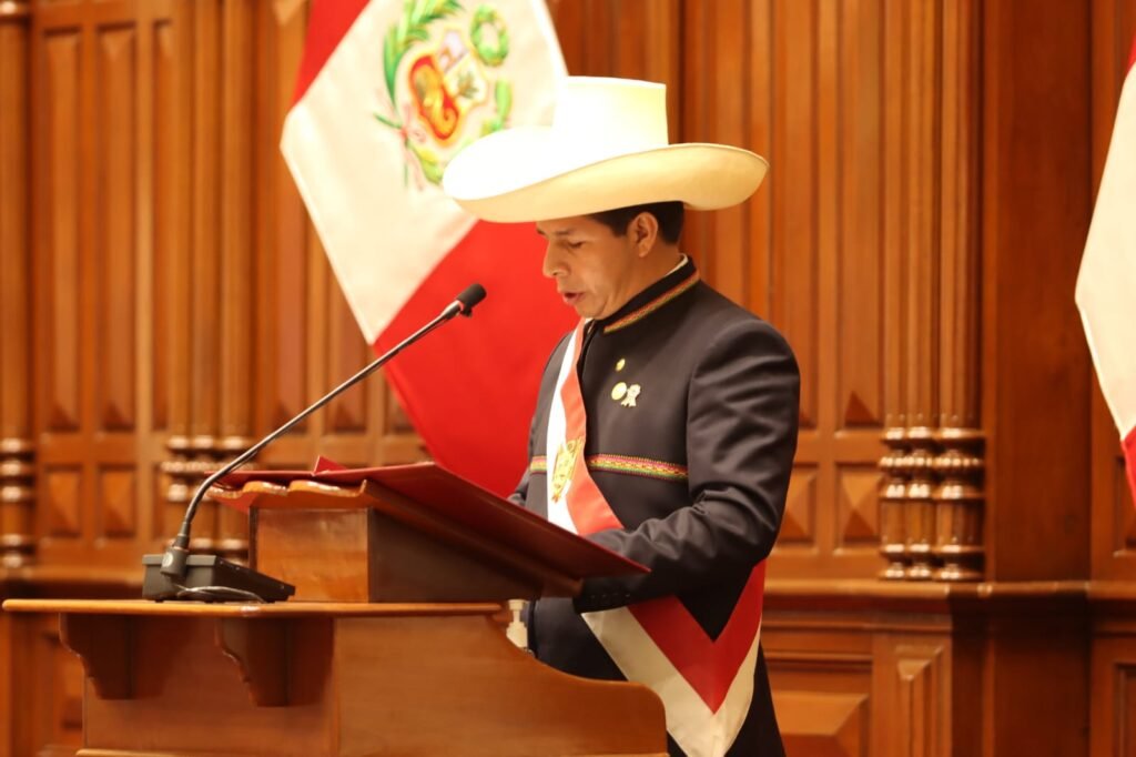 Asume Pedro Castillo presidencia de Perú