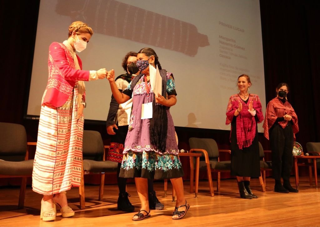 Artesanas textiles de Oaxaca son galardonadas con premio nacional