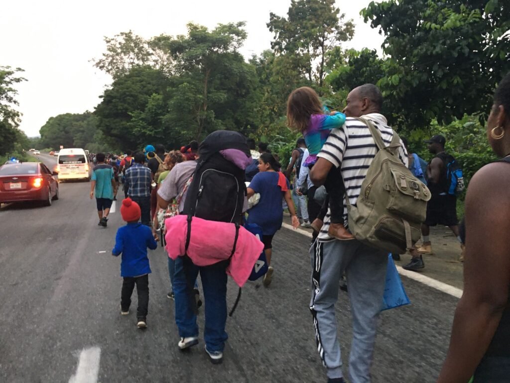 Caravana de migrantes haitianos y centroamericanos emprende su camino rumbo a EU