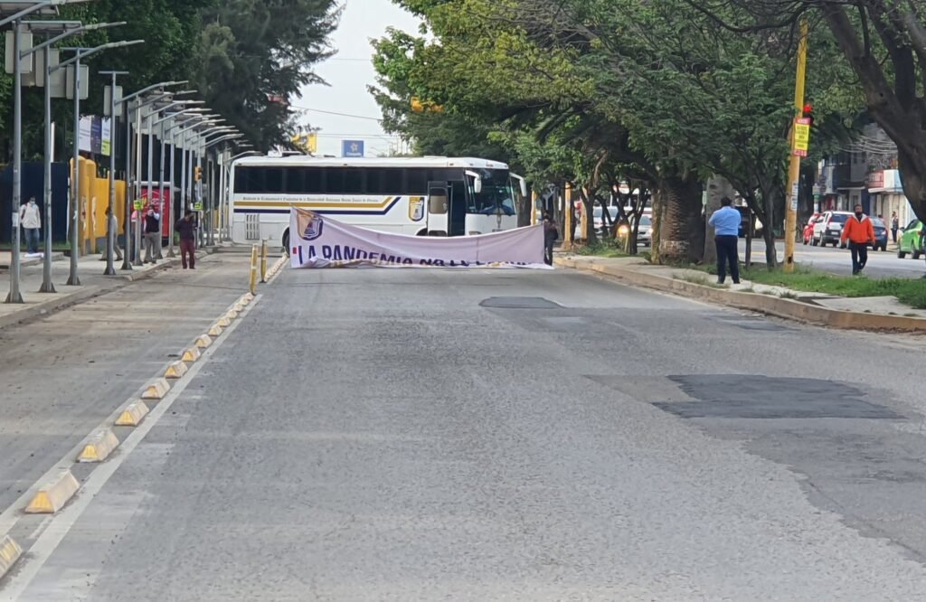 Cierra Steuabjo avenida Universidad en la ciudad de Oaxaca