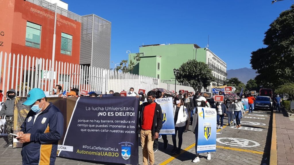 Marchan por libertad de Martínez Helmes, exrector de UABJO