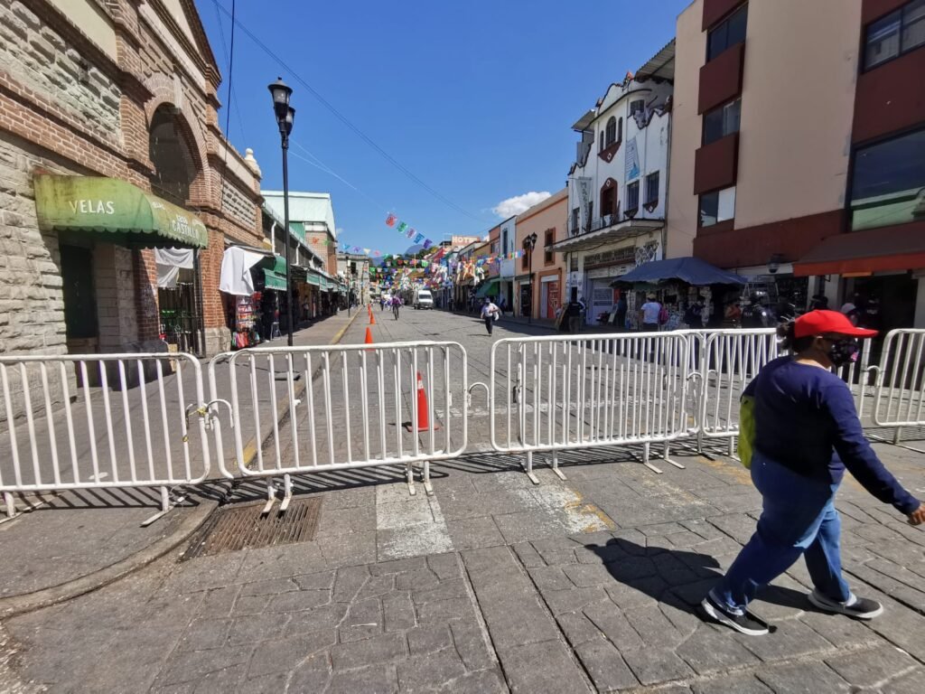 Para evitar ambulantes, reinstalan vallas metálicas en centro histórico de Oaxaca