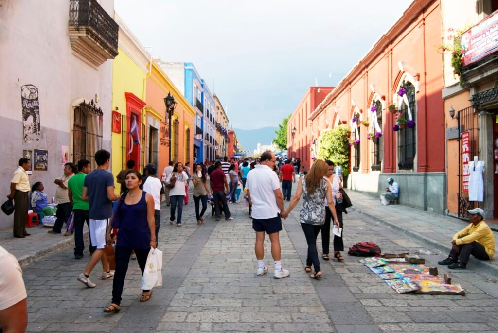 Sin ser oficial, ciudadanos relajan uso de cubrebocas en capital de Oaxaca