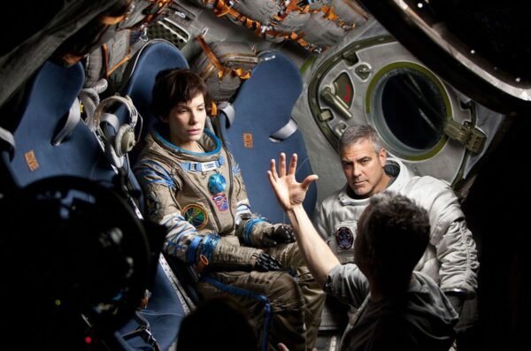 Cuarón, con Sandra Bullock y George Clooney, en el set de grabación de Gravity.