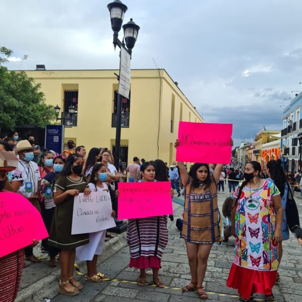 Artesanas denuncian plagio y apropiación de textiles indígenas en el Fashion Week Oaxaca