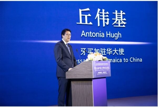 Antonia Hugh, embajador de Jamaica en China.