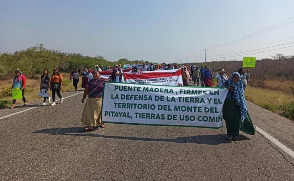 Bloquean carretera Transístmica, exigen la cancelación del parque industrial