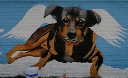 Crean mural en honor a perrito arrojado a cazo de aceite hirviendo