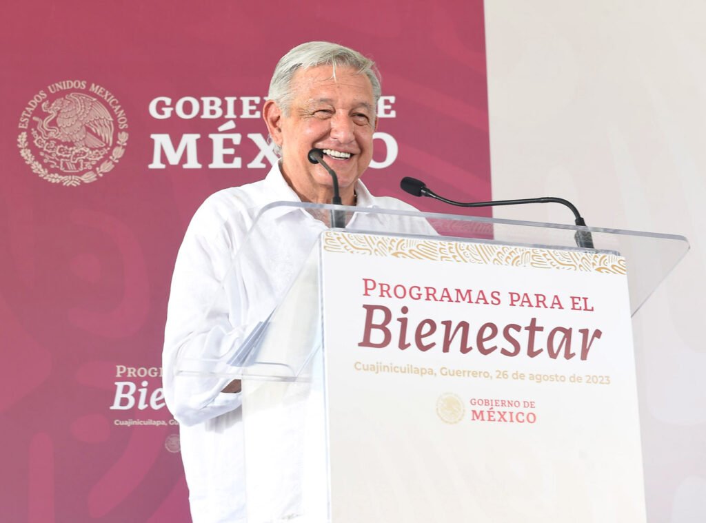 López Obrador advierte que habrá libros de texto gratuito quieran o no