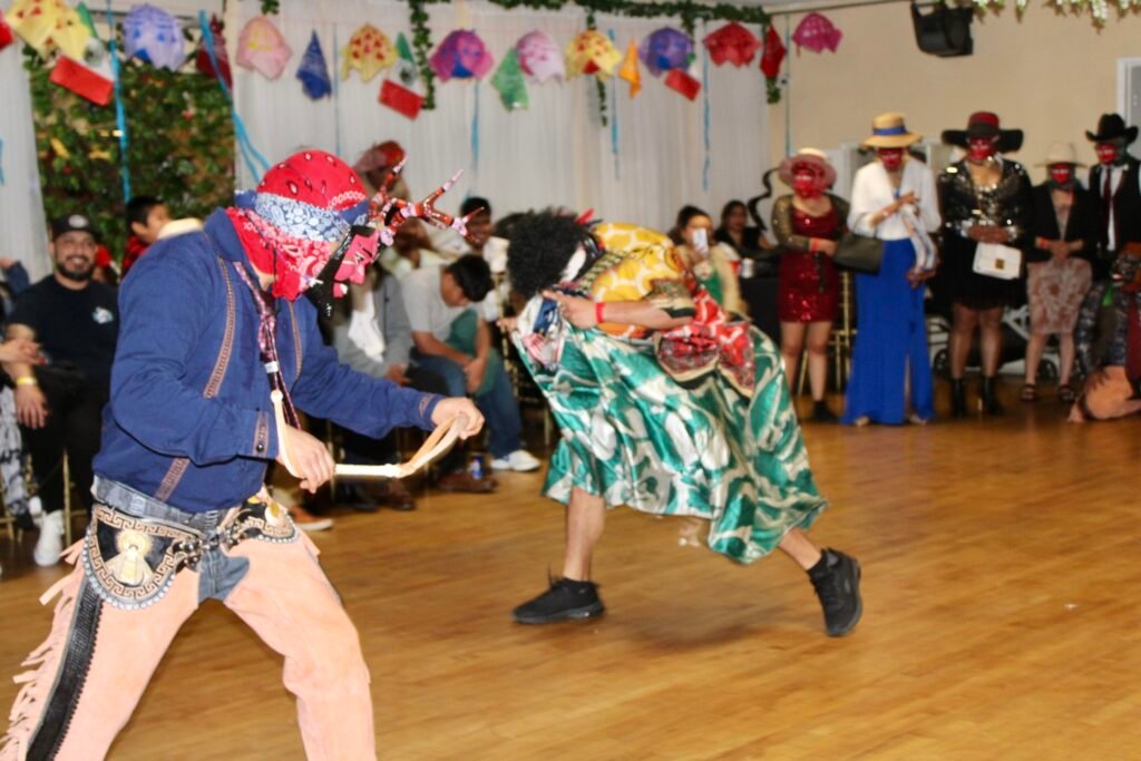 grupo de danza Chikua'a, Iván Santiago, comunidades mixtecas, Oaxaca, grupo de danza Chikua'a, Iván Santiago, Estados Unidos, USA, festival oaxaqueño, San Pedro Jicayán, comunidad migrante, migrantes, oaxaqueños, Oaxaca, Santa Ana, California, Carnaval Indígena Costeño, Carnaval Indígena,