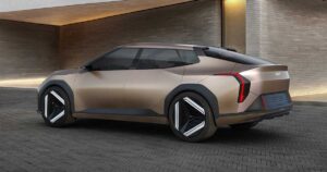 Kia lanza el EV4 fabricado en Corea y Eslovaquia.