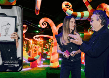 Belinda inaugura “El Laberinto" junto al cineasta Tim Burton.