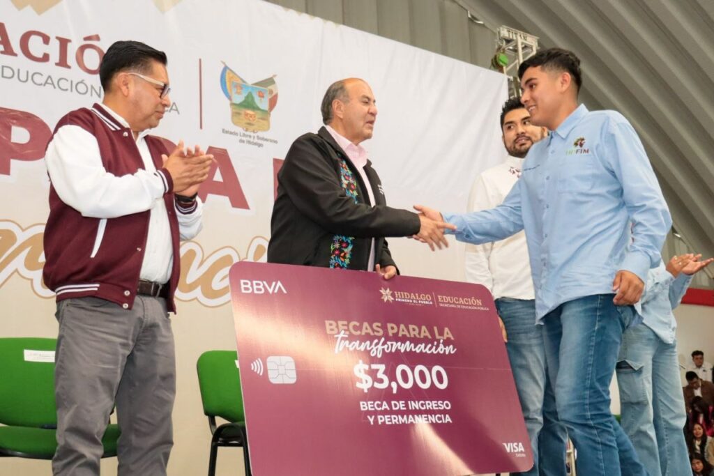 Entregan tarjetas de “Becas para la Transformación” en Universidad Politécnica