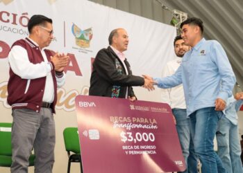 Entregan tarjetas de “Becas para la Transformación” en Universidad Politécnica