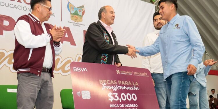 Entregan tarjetas de “Becas para la Transformación” en Universidad Politécnica