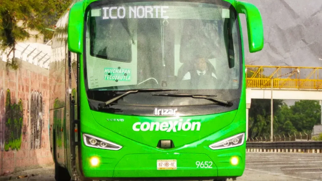 Por deslaves en carreteras, transportistas suspenden viajes a sierra hidalguense