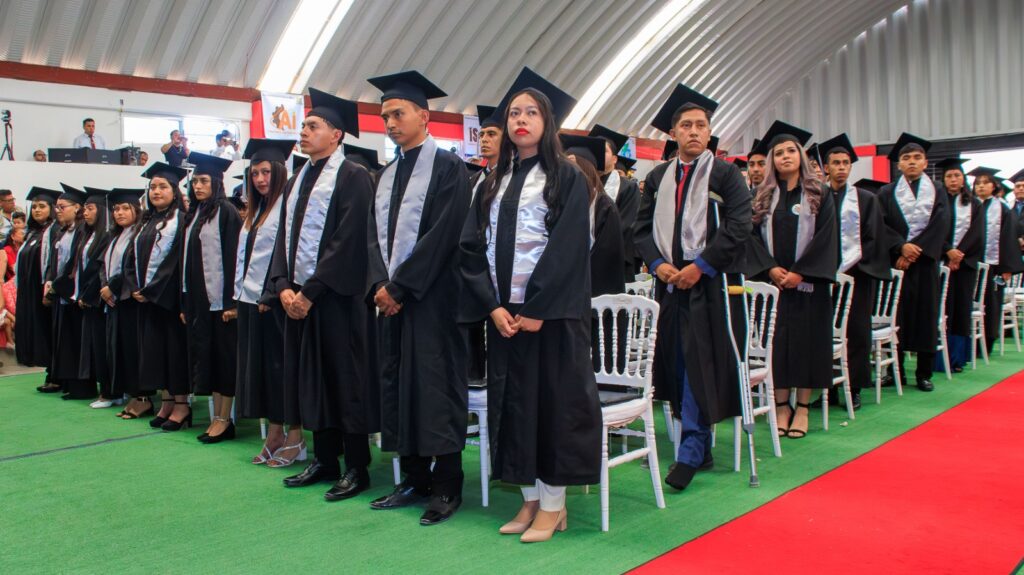 Universidad Politécnica entrega títulos y cédulas profesionales a egresados