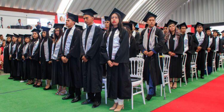 Universidad Politécnica entrega títulos y cédulas profesionales a egresados