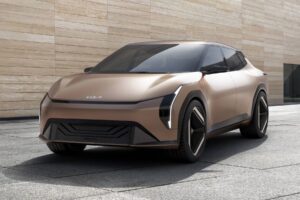 Kia lanza el EV4 fabricado en Corea y Eslovaquia.
