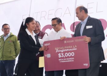 Natividad Castrejón fortalece la educación superior con entrega de becas en Mixquiahuala
