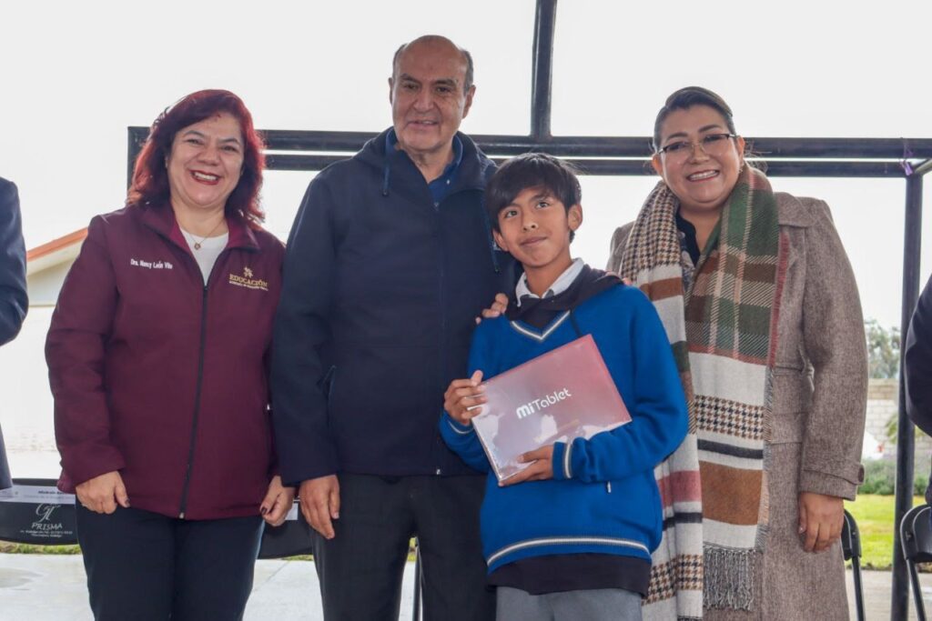 Para reducir brecha digital, Natividad Castrejón entrega tabletas a estudiantes