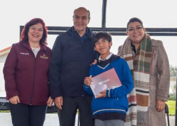 Para reducir brecha digital, Natividad Castrejón entrega tabletas a estudiantes