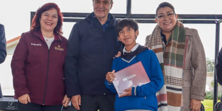 Para reducir brecha digital, Natividad Castrejón entrega tabletas a estudiantes