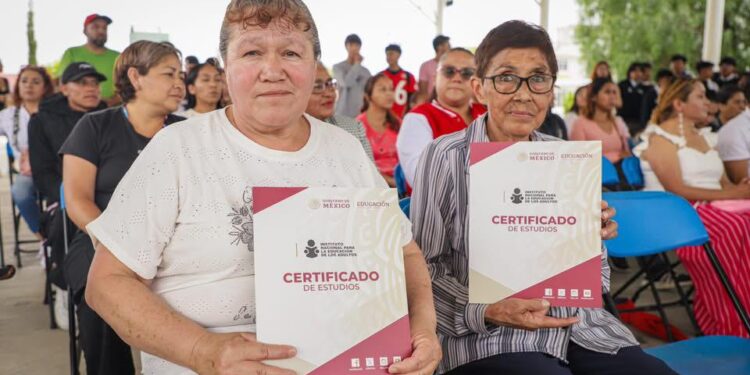 Entrega IHEA 50 certificados de educación básica en Tizayuca
