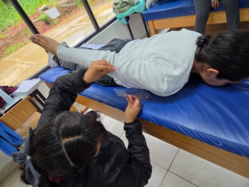Estudiantes de Terapia Física de UTSH realizan práctica de movilidad articular