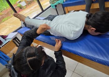 Estudiantes de Terapia Física de UTSH realizan práctica de movilidad articular