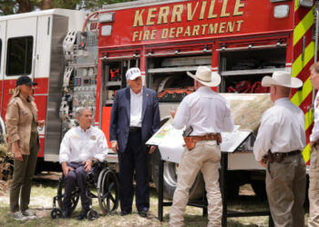 Trump visita zona devastada por inundaciones en Texas