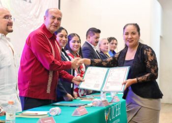 Estudiantes de la UICEH reciben su carta de pasante