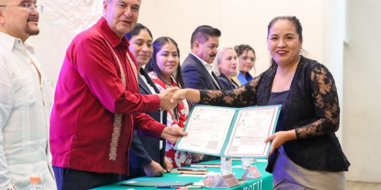 Estudiantes de la UICEH reciben su carta de pasante