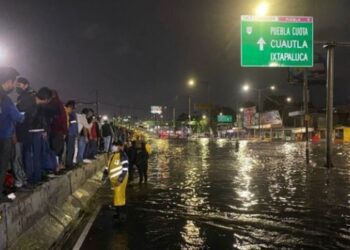 Colapsa Calzada Zaragoza, CDMX, agua sale hasta por las coladeras