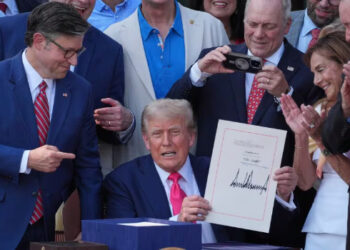 Donald Trump firma ley de recorte fiscal; su "mayor victoria"