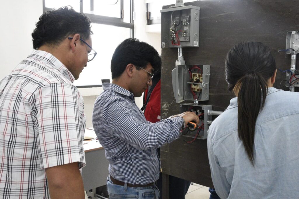 Para ser más competitivos, estudiantes de UPMH se certifican en Energía