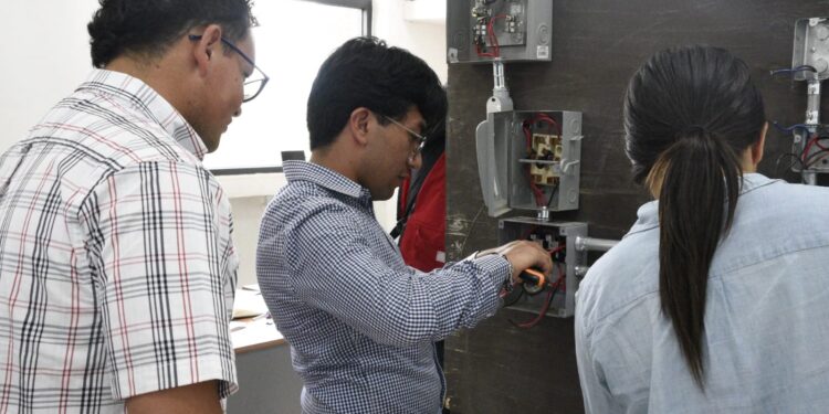 Para ser más competitivos, estudiantes de UPMH se certifican en Energía