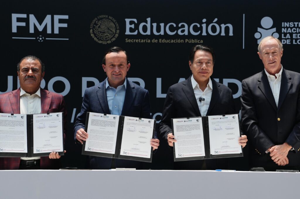 FMF firman convenio histórico para combatir rezago educativo