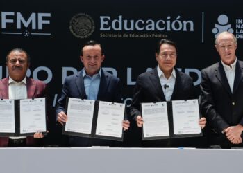 FMF firman convenio histórico para combatir rezago educativo