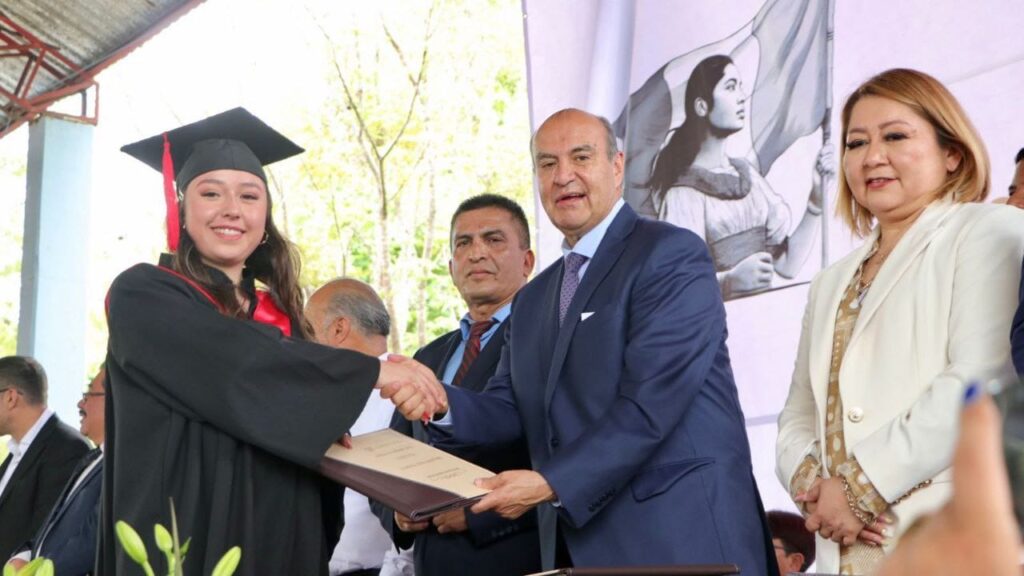 Natividad Castrejón reconoce dedicación de graduados de CETIS No. 140 en Jacala