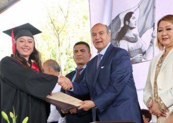 Natividad Castrejón reconoce dedicación de graduados de CETIS No. 140 en Jacala