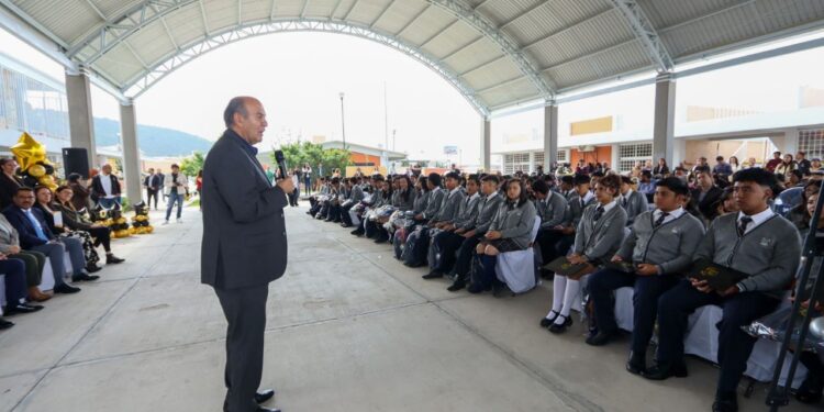 Natividad Castrejón inaugura instalaciones en Secundaria General “Leona Vicario” de Pachuca