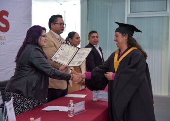 Universidad Digital entrega 28 títulos profesionales a egresados en Hidalgo