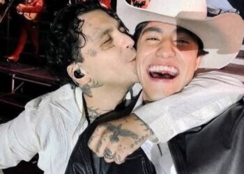 ¡Viral! Christian Nodal le da un beso joven cantante