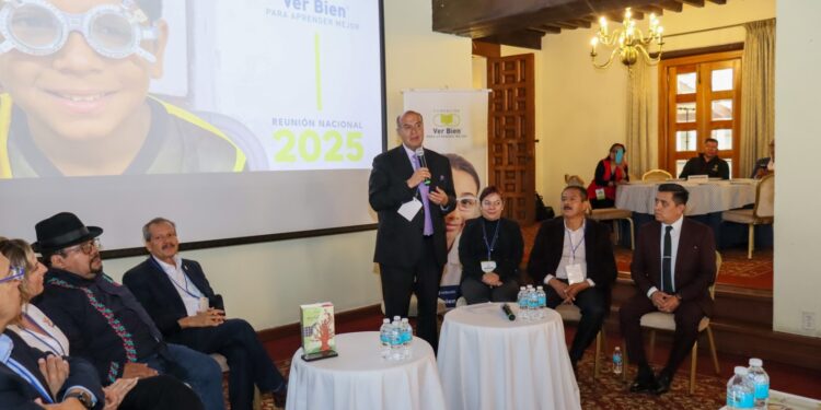 Benefician a más de 43 mil estudiantes con problemas visuales en Hidalgo