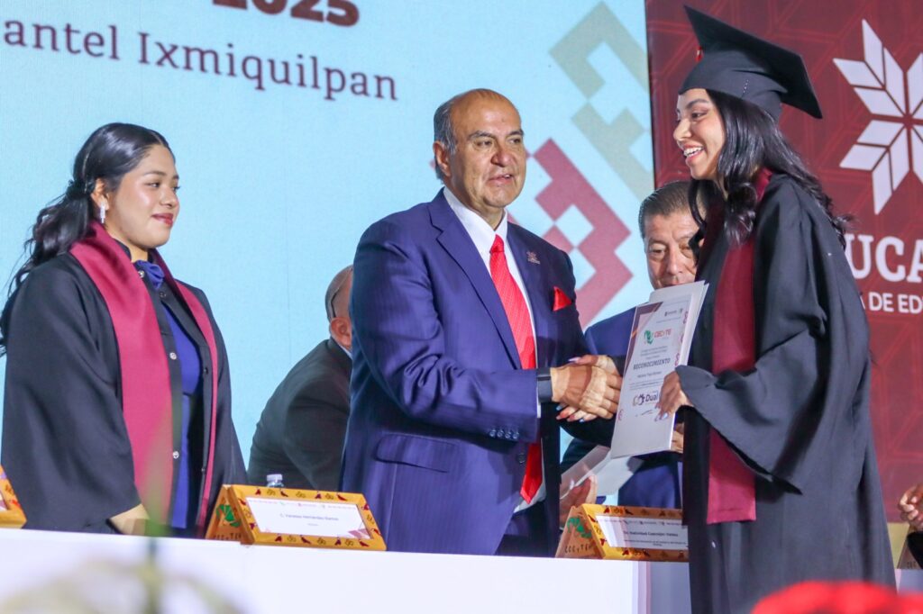 Natividad Castrejón entrega certificados a egresados del CECyTEH en Omitlán e Ixmiquilpan