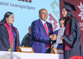 Natividad Castrejón entrega certificados a egresados del CECyTEH en Omitlán e Ixmiquilpan